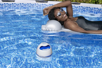 רמקול בלוטוט נטען לבריכה עם אורות